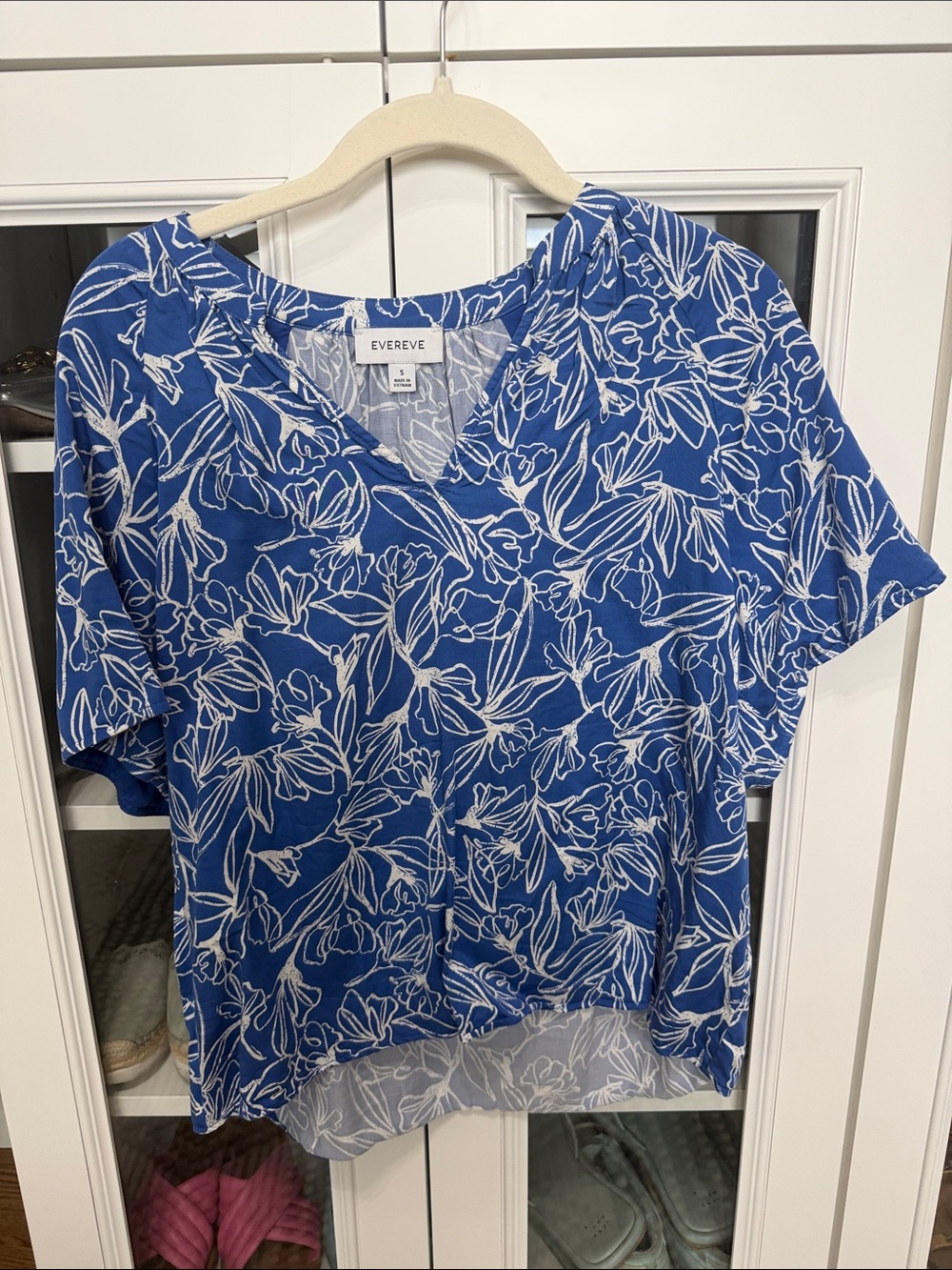 Evereve Royal Blue Short Sleeve V-Neck Top with White Floral Print